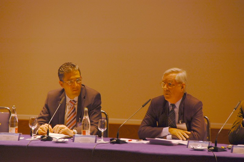 Óscar moderando segunda ponencia